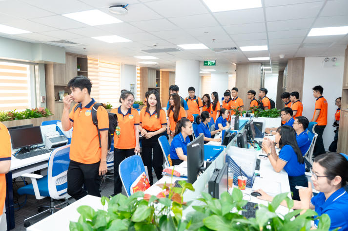 [Video] Sinh viên Công nghệ tài chính HUTECH trải nghiệm thực tế chuyển đổi số tại Eximbank 76