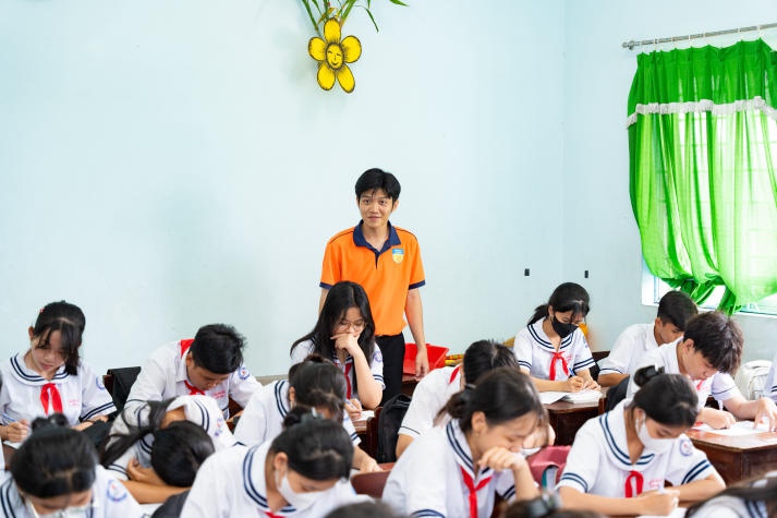 Sinh viên ngành Tâm lý học HUTECH về Cần Thơ trò chuyện cùng teen Trường THCS Thới Long 48