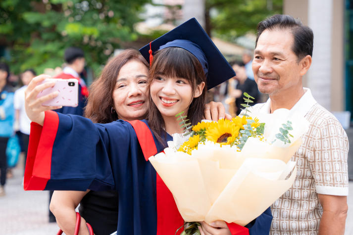 Lễ trao bằng tốt nghiệp HUTECH: “Hãy tiếp tục vững bước chinh phục những đỉnh cao mới” 121