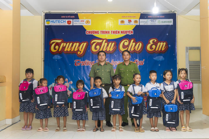 Chi bộ 17 mang “Trung thu cho em” ấm áp đến với thiếu nhi ở tỉnh Vĩnh Long 52