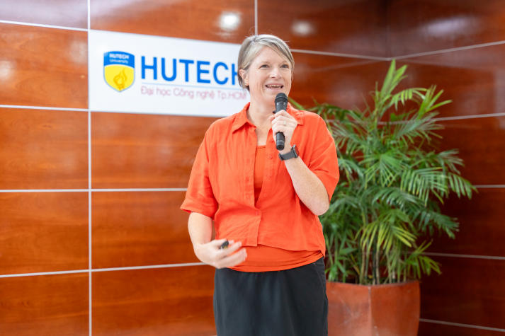 “Bắt trend” dạy - học tiếng Anh không chuyên: HUTECH sẵn sàng cho giáo trình Voices từ 2026 10