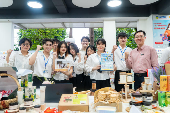 [Video] Khi sinh viên Khoa Quản trị Kinh doanh trở thành “nhà sáng tạo xanh” 125