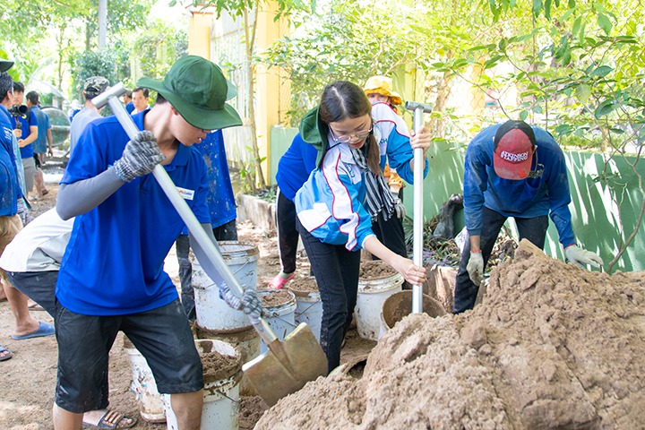 [Mùa hè xanh HUTECH 2023] Mặt trận Đồng Tháp hoàn thành công trình bê tông hóa đường nông thôn đầu tiên 19