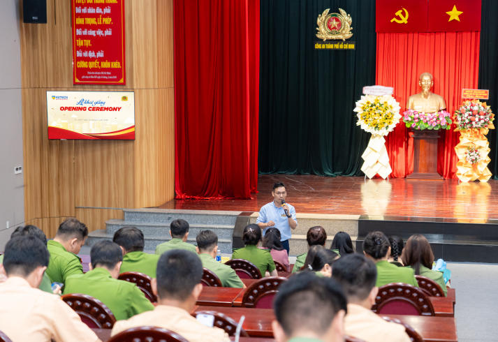 Gần 100 học viên Công an TP.HCM chính thức bước vào chương trình đại học đào tạo từ xa tại HUTECH 67