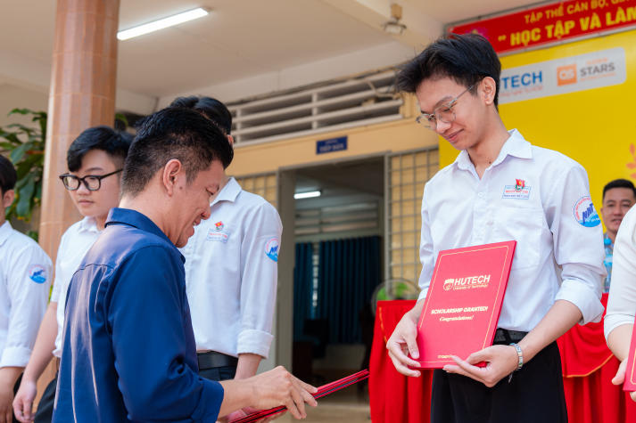 [Ảnh] HUTECH Scholarship Tour 2026 “phủ sóng” học bổng xuyên Việt,  tiếp sức sĩ tử chạm tương lai 95