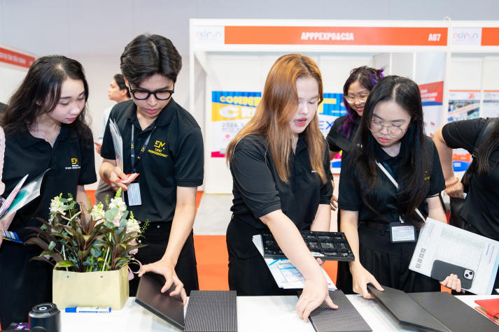 Sinh viên ngành Quản trị sự kiện cập nhật xu hướng sáng tạo tại Tuần lễ Quảng cáo và Giải trí 34