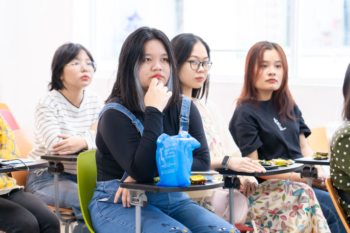 CLB Sư phạm Tiếng Anh HUTECH tôn vinh cống hiến, trao gửi tri ân trong buổi tổng kết 21