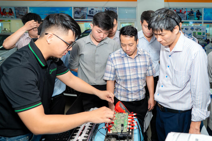 Sinh viên Viện Kỹ thuật cập nhật công nghệ chẩn đoán ô tô điện với thiết bị Launch X431 42