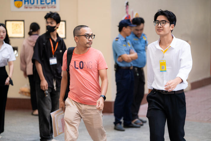 Tân sinh viên HUTECH đến trường nhập học từ sáng sớm 17