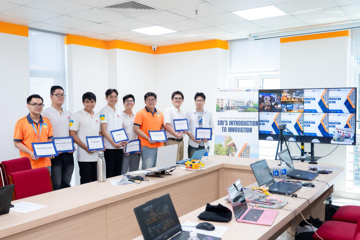 Sinh viên VJIT “chốt ý tưởng” tại lễ bế giảng khóa học đổi mới sáng tạo I2I Workshop 54