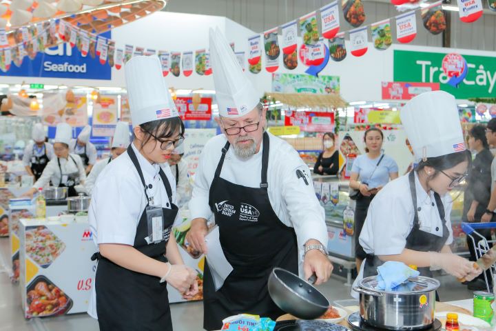 Sinh viên Quản trị nhà hàng và dịch vụ ăn uống HUTECH đạt giải Khuyến khích cuộc thi “Best U.S. Poultry Challenge” 25