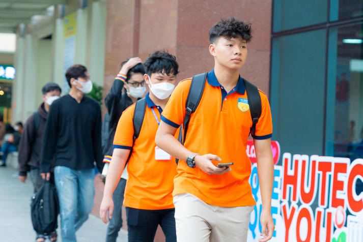 Văn minh học đường: Sinh viên HUTECH - Phối đồ thật chất 54