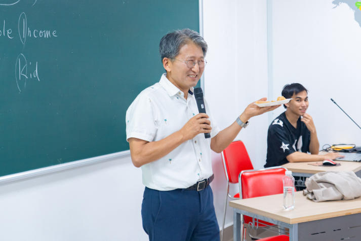 Hàn Quốc trong xã hội toàn cầu: Bài học từ thực tiễn cho sinh viên Khoa Hàn Quốc học 52