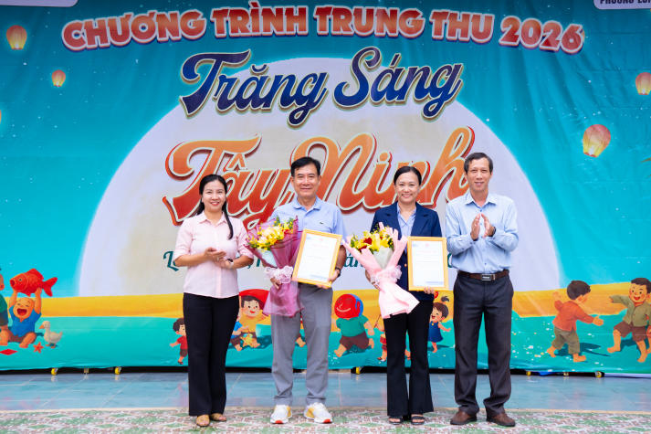Sinh viên Marketing - Kinh doanh quốc tế viết nên mùa trăng sẻ chia tại Tây Ninh 36