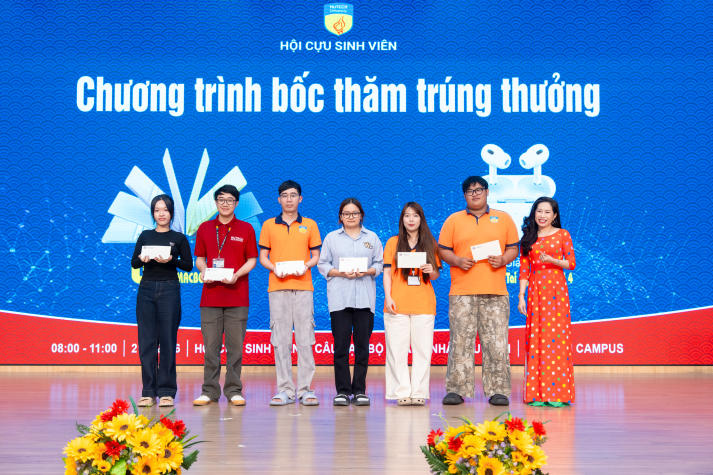 [Video] Doanh nhân HUTECH truyền lửa, trao hơn 300 triệu đồng học bổng tiếp sức sinh viên vượt khó 66
