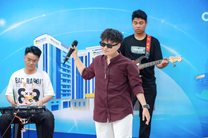 [Video] HUTECH-ers “bật mood” năm học mới cùng chuỗi văn nghệ sân trường 118