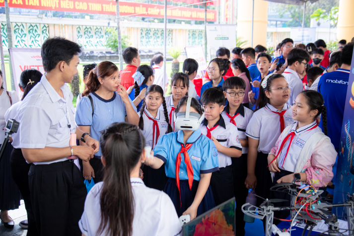 HUTECH mang trải nghiệm STEM đến Ngày hội Chuyển đổi số xã Tân Nhựt (TP.HCM) 51