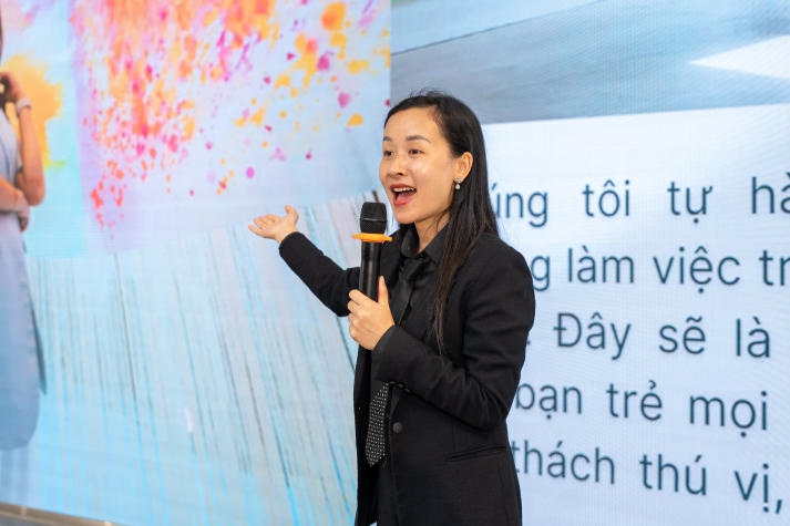 [Video] Theo chân sinh viên Khoa Tài chính - Thương mại HUTECH tham quan thực tế Sun Life Việt Nam 115