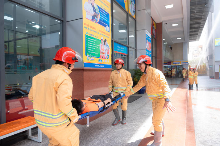 Diễn tập PCCC & CNCH, HUTECH chủ động bảo đảm an toàn học đường 121