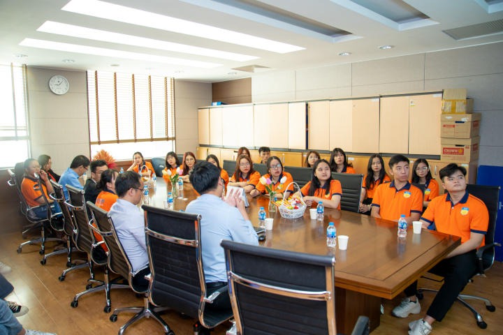 Sinh viên Khoa Tài chính Thương mại tham quan thực tế tại Ngân hàng Shinhan 69