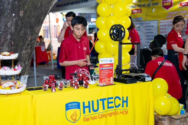 [Video] HUTECH nổi bật tại Ngày hội Tư vấn Hướng nghiệp - Tuyển sinh 2025 ở Cần Thơ 48