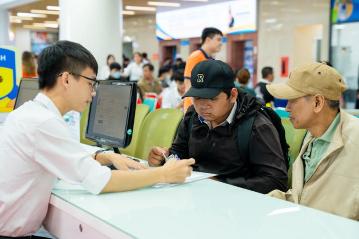 Tân sinh viên vượt ngàn cây số đến HUTECH nhập học 31