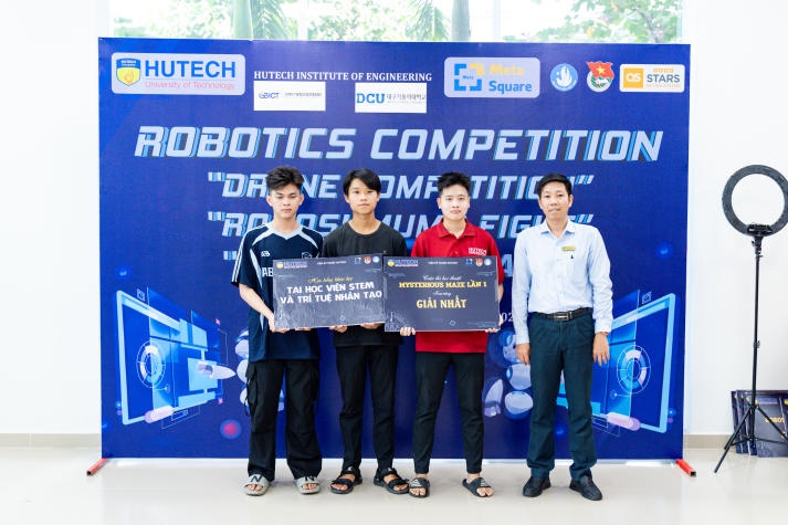 Cuộc thi học thuật “Robotics competition” thu hút đông đảo sinh viên Viện Kỹ thuật tranh tài 300