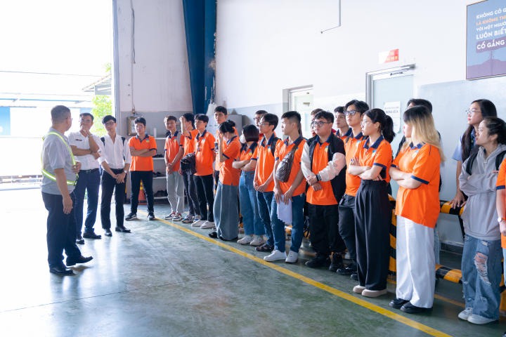 Sinh viên Logistics Viện Đào tạo Quốc tế kiến tập thực tế tại Cty CP ICD Tân cảng Sóng Thần 55