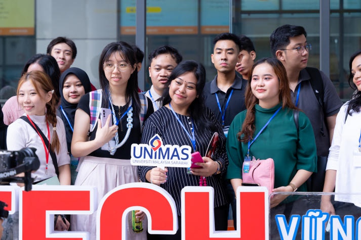 Khai mạc "Vietnam Study Tour Program 2024", sinh viên HUTECH có cơ hội giao lưu quốc tế cùng giảng viên và sinh viên UNIMAS 100