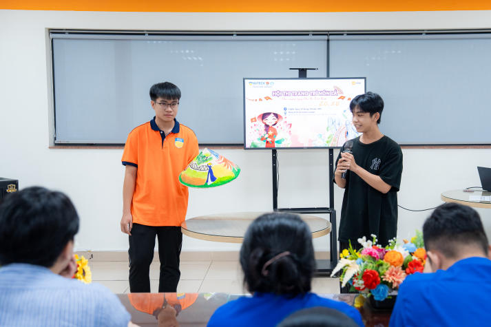 Lan tỏa tinh thần “Sắc Việt” trong Ngày hội trang trí nón lá của sinh viên Khoa Tài chính - Thương mại 111