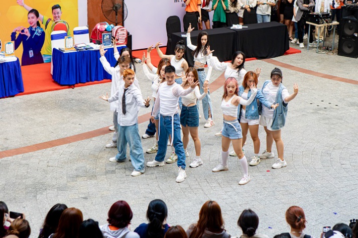 [Video] Chịu chơi như sinh viên HUTECH: “Chạy show” hết học thuật lại tới văn hóa, nghệ thuật, thể thao 69