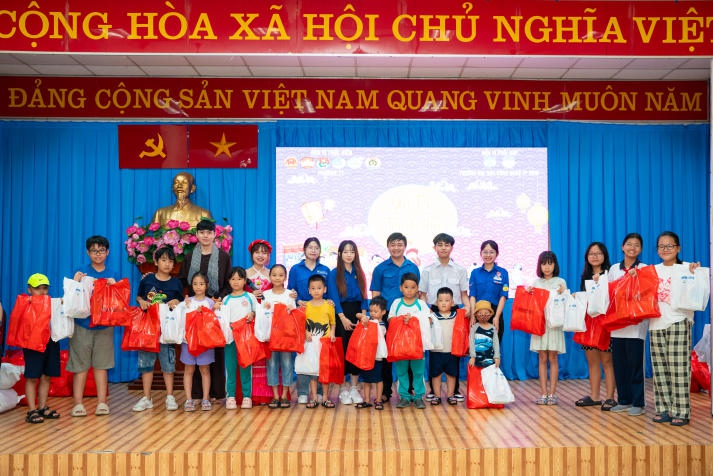 Sinh viên Khoa Điều dưỡng và Xét nghiệm làm lồng đèn độc đáo, lan tỏa yêu thương 94