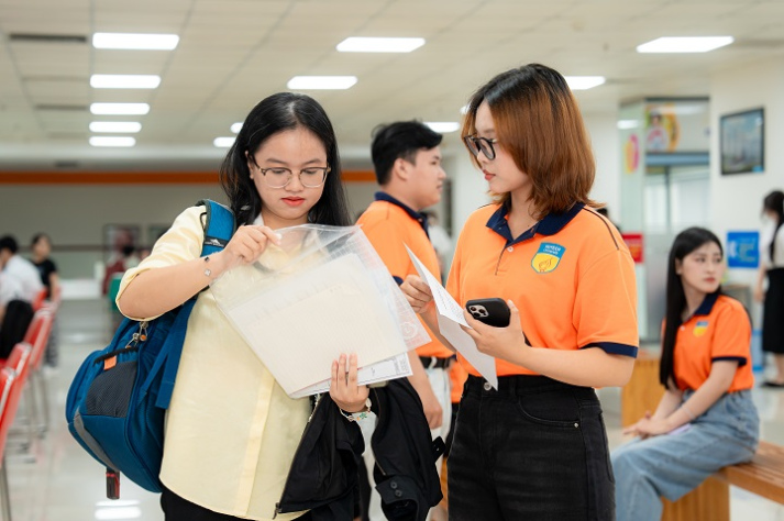 [Video] Không khí đông đúc, rộn ràng trong mùa nhập học tại HUTECH 24