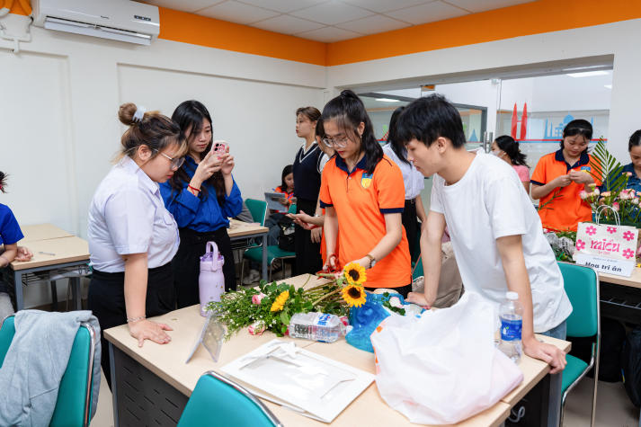 [Ảnh] Tri ân người lái đò: Hoa thay lời cảm mến của sinh viên Trung Quốc học trong ngày Nhà giáo Việt Nam 32