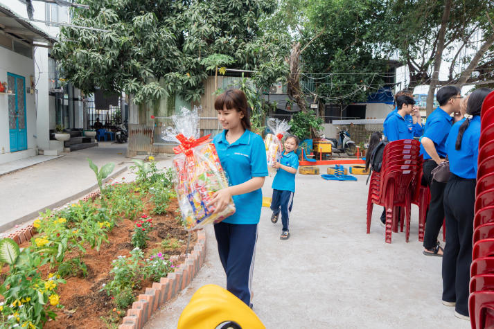 Sinh viên Khoa Marketing - Kinh doanh quốc tế góp sức “thay áo mới” cho khu vực ô nhiễm, tạo sân chơi an toàn cho trẻ em 104