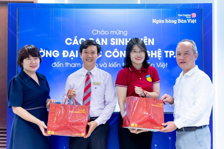 [Video] Sinh viên Khoa Luật HUTECH gặp gỡ chuyên gia, tìm hiểu cơ hội nghề nghiệp tại Ngân hàng Bản Việt 40