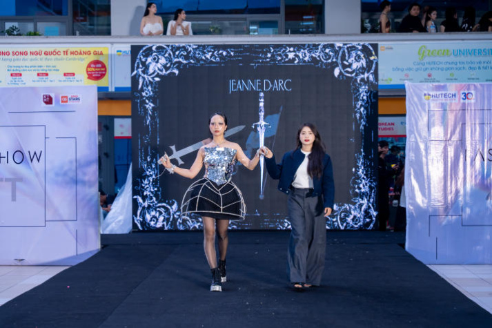 Trình diễn đồ án thiết kế dạo phố của sinh viên ngành Thiết kế thời trang: Đa ý tưởng, đa sắc màu 48