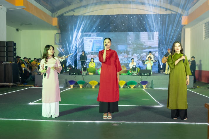 [Video] Khám phá muôn màu sắc Việt tại đêm nhạc “Xuân sẻ chia 2024” của Viện Công nghệ Việt - Nhật 70
