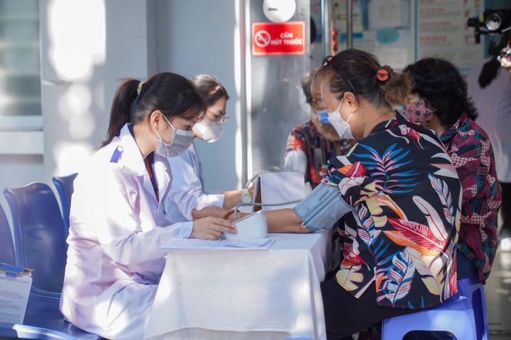 Sinh viên Khoa Điều dưỡng và Xét nghiệm thăm khám và phát thuốc cho người lớn tuổi trong Chiến dịch Thanh niên tình nguyện hè 2023 49