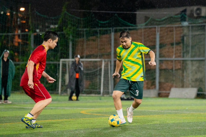 [Hội thao CB-GV-NV HUTECH 2025]: Rực lửa với những cuộc rượt đuổi tỷ số bộ môn Bóng đá nam 115