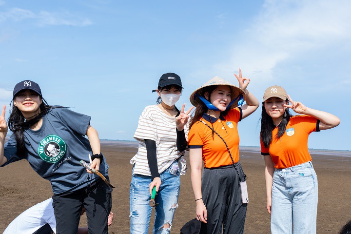 Sinh viên Khoa Nhật Bản học HUTECH và sinh viên ĐH Hosei (Nhật Bản) thích thú khám phá văn hóa miền Tây Nam Bộ 81