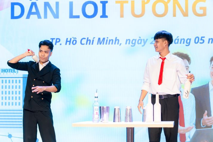 [Video] Cựu sinh viên tiếp lửa nghề nghiệp cho sinh viên Khoa Quản trị Du lịch - Nhà hàng - Khách sạn 105