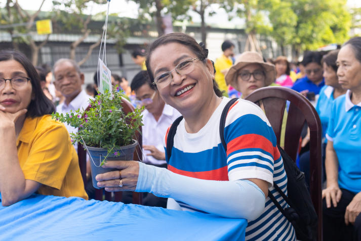 Mùa hè xanh HUTECH 2025: Gặp gỡ gia đình có công với cách mạng và xây dựng không gian sống an toàn - sạch - đẹp 153