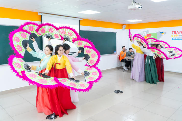 Gặp gỡ Tổng lãnh sự Hàn Quốc, sinh viên Khoa Hàn Quốc học được tiếp thêm động lực học tập 16