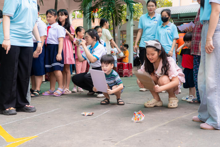 “Trung thu yêu thương 2025”: Sinh viên HUTECH kết nối trái tim, sẻ chia niềm vui cùng trẻ em Bình Thạnh 31