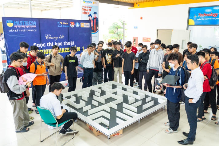 Cuộc thi học thuật “Robotics competition” thu hút đông đảo sinh viên Viện Kỹ thuật tranh tài 169