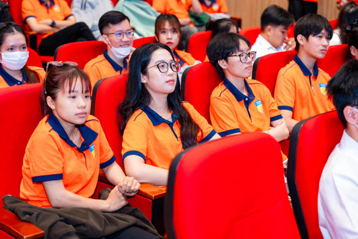 Sinh viên Khoa Tài chính - Thương mại khám phá AI trong đầu tư hiện đại cùng chuyên gia Vietcombank 42