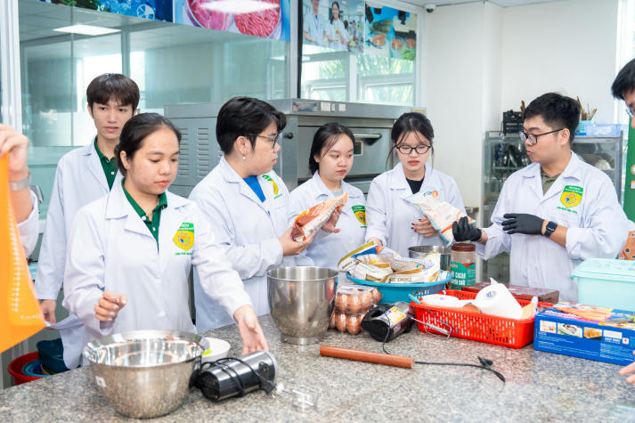 [Video] Sinh viên Công nghệ thực phẩm HUTECH trải nghiệm làm bánh quy gừng, lan tỏa sắc màu Giáng sinh 38
