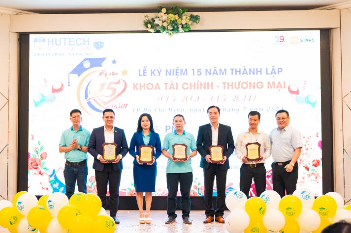 Rộn ràng Lễ kỷ niệm 15 năm thành lập của Khoa Tài chính - Thương mại HUTECH 121