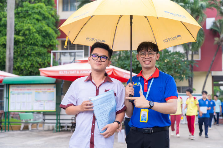 Tuổi trẻ HUTECH tiếp sức sĩ tử 2k8 trong ngày thi tốt nghiệp THPT 2026 41